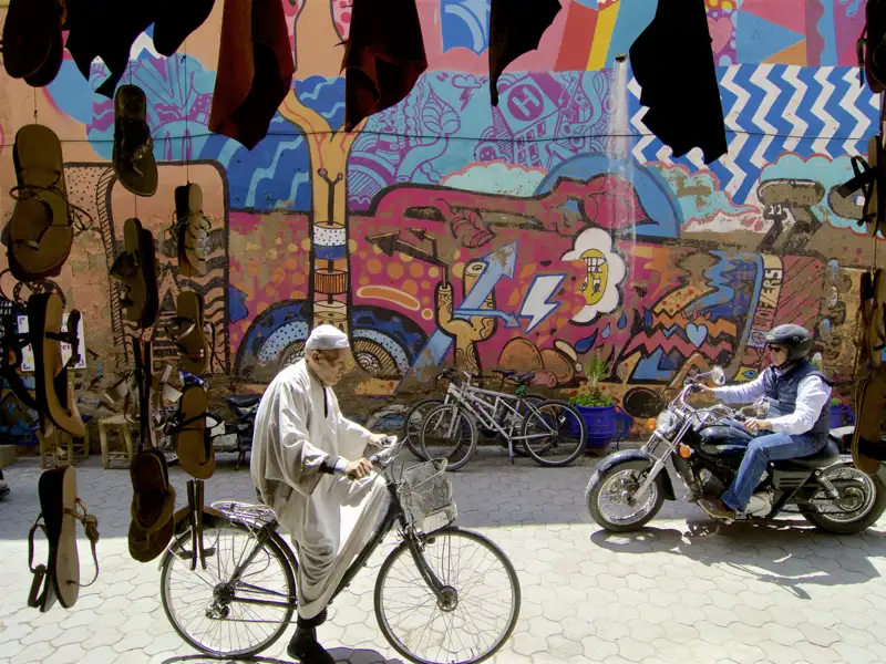 Immer wieder stoßen wir auf unserer elftägigen Studienreise durch Marokko auf den Kontrast zwischen Tradition und Moderne. In den Städten begegnen uns Eselskarren und Pferdefuhrwerke ebenso wie Fahrräder oder Luxuslimousinen.