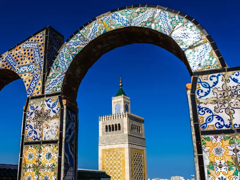 Kommen Sie mit auf unsere Studienreise durch das vielfältige Tunesien und genießen Sie in der Hauptstadt Tunis von einer der zahlreichen Dachterrassen in der Altstadt den Blick auf Moscheen und das Dächermeer!