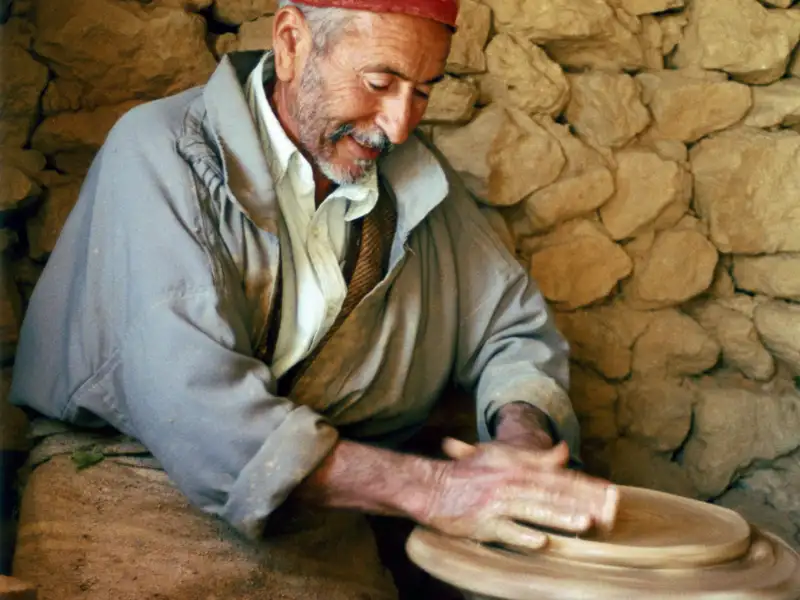 Unterwegs durch Tunesiens Altstädte treffen wir auf unserer Studienreise immer wieder auf Handwerker, die noch nach traditionellen Methoden arbeiten und uns dabei zusehen lassen.