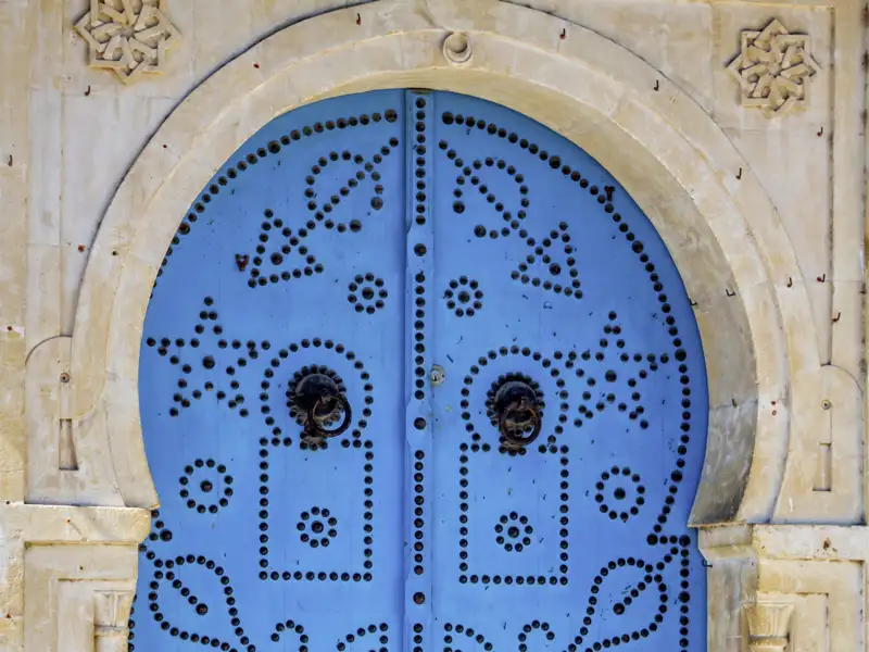 Wie diese blaue Tür, so gibt es sie in Tunis und Sidi Bou Said in allen Farben! Bei dieser Studienreise erleben wir die Farbenfreude Tunesiens.