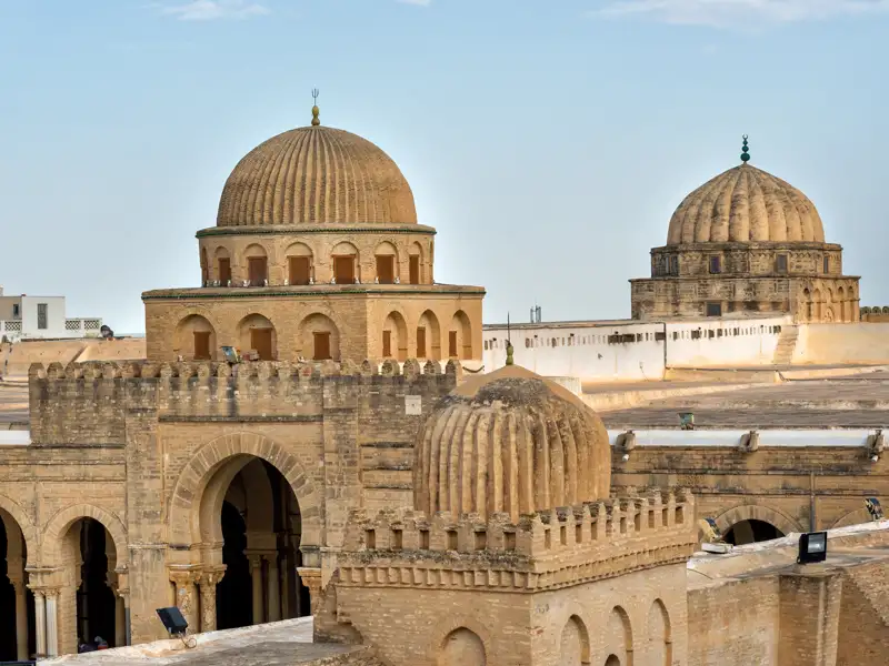 Ebenfalls Teil unserer zwölftägigen Studienreise durch Tunesien ist  Kairouan, eine der heiligen Stätten des Islams mit der Großen Moschee.