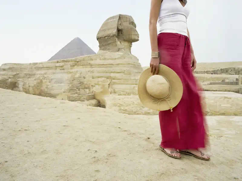 Unsere Kreuzfahrt-Studienreise durch Äypten führt uns auch zu den Pyramiden von Gizeh und zur Monumentalskulptur des Großen Sphinx.