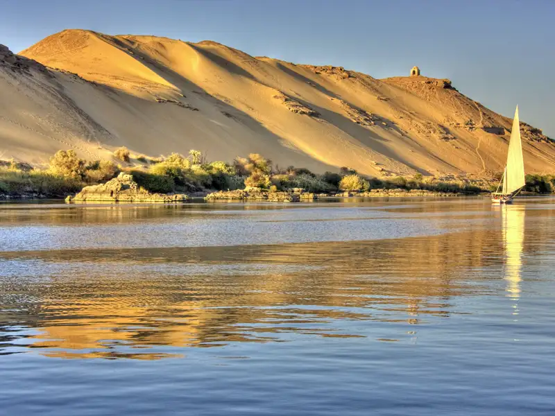 Geruhsam gleiten wir auf unserer Studienreise nach Ägypten mit einer Feluke über den Nil.