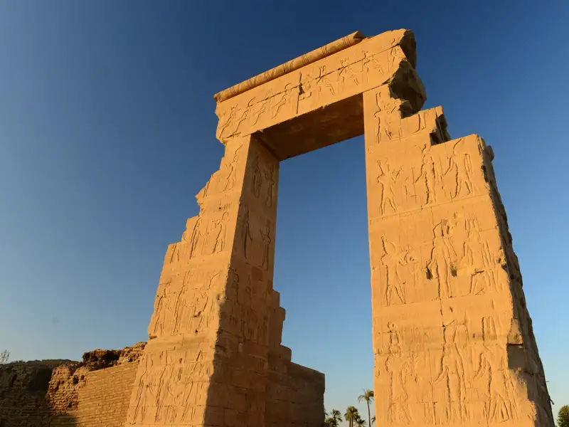 Auf dieser zwölftägigen Kreuzfahrt-Studienreise nach Ägypten besuchen wir auch den Hathor-Tempel in Dendera.