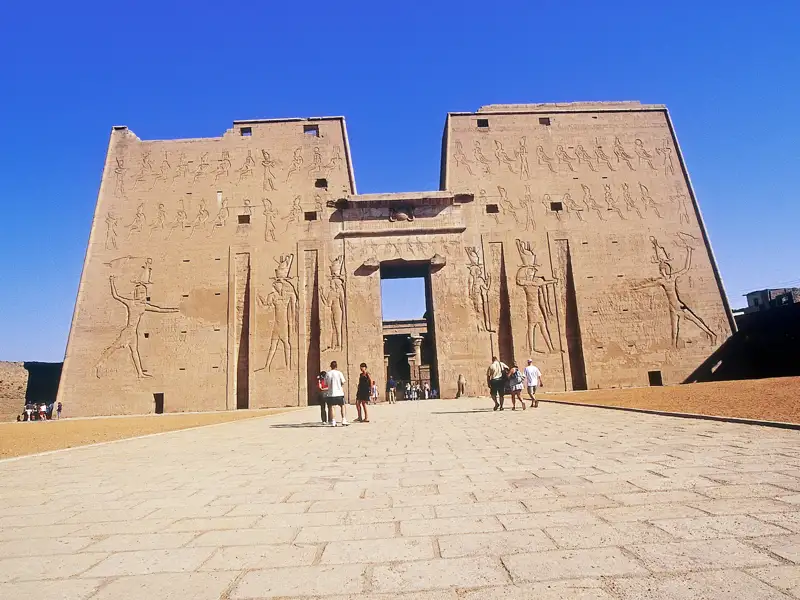 Auf unserer 14-tägigen Kreuzfahrt-Studienreis nach Ägypten besuchen wir auch den Horus-Tempel von Edfu.