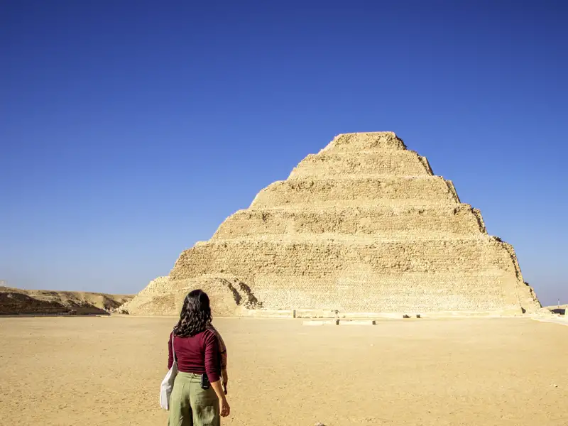 Während der neuntägigen Studienreise nach Ägypten mit Nilkreuzfahrt bestaunen wir auch die Pyramiden von Gizeh und - hier im Bild - die Stufenpyramide von Sakkara.