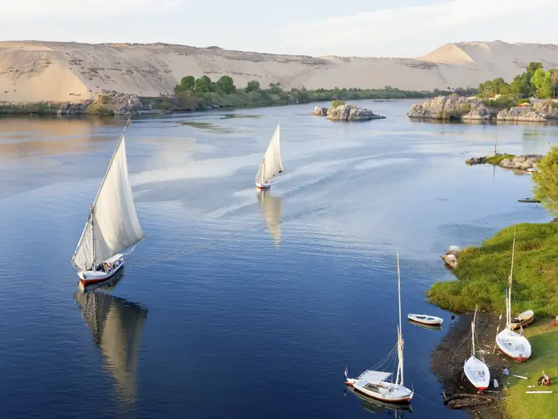 Während unserer Studienreise mit Nilkreuzfahrt nach Ägypten haben wir auch die Gelegenheit, mit einer klassischen Feluke über den Nil zu gleiten.