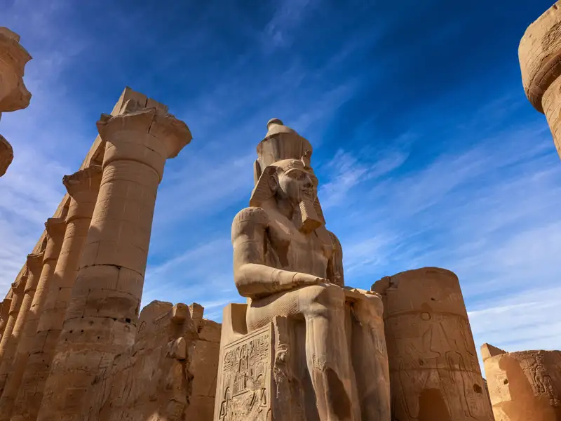 Während der neuntägigen Studienreise nach Ägypten besuchen Sie auch den einzigartigen Tempel von Karnak. Ihre Reiseleiterin führt Sie durch die Geheimnisse dieses wichtigen Heiligtums.