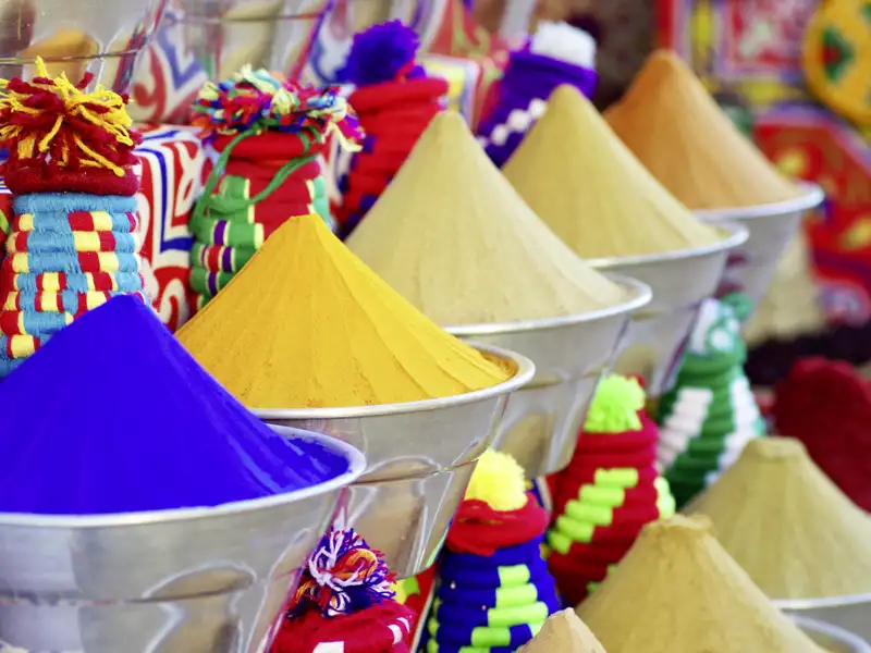 Ein Marktbesuch gehört auch zu unserer elftägigen Kreuzfahrt-Studienreise nach Ägypten mit dazu - farbenfrohe Fotomotive inklusive.