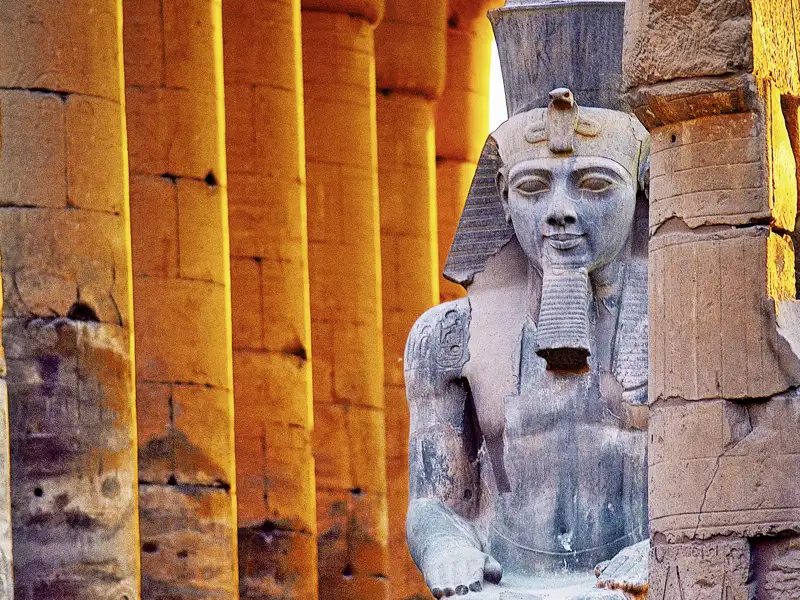 Unsere Kreuzfahrt-Studienreise durch Ägypten führt uns auch nach Luxor, in die riesige Tempelstadt von Karna. In den gewaltigen Säulenhallen erweckt Ihre Reiseleiterin Götterlegenden zum Leben und erzählt anschaulich von den großen Pharaonen.