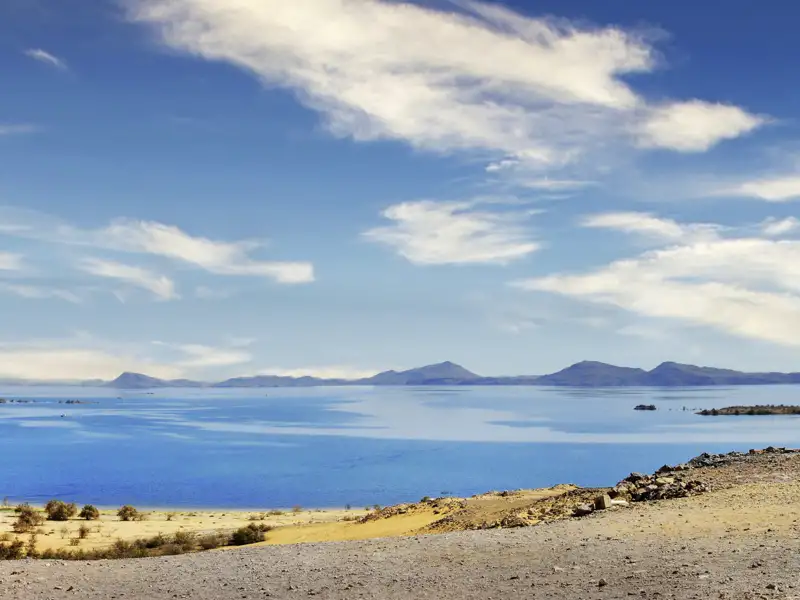 Der Nassersee begegnet uns auf unserer umfassenden Studienreise durch Ägypten gleich  zweimal: einmal am Hochdamm bei Assuan und einmal in  Abu Simbel.