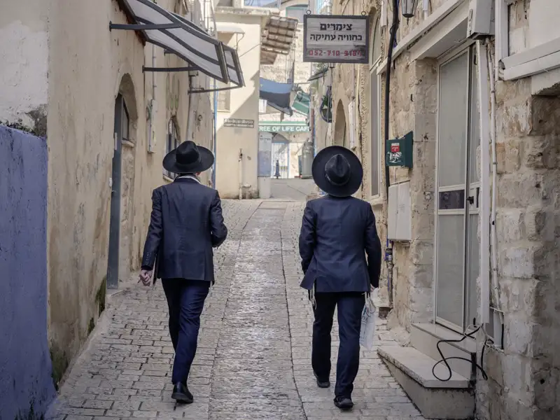 Israel besteht aus vielen faszinierenden Puzzleteilen, auf dieser Studienreise setzen wir sie zusammen. Gemeinsam sehen wir Land und Leute und bummeln durch die heilige Hauptstadt dreier Weltreligionen, den Zankapfel des Nahen Ostens: Jerusalem.