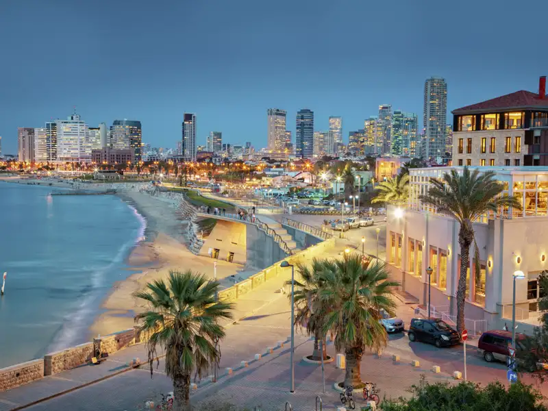 Unsere Studienreise Israel - Heiliges Land zeigt Ihnen das heilige Jerusalem, das Tote Meer, die biblischen Orte am See Genezareth - und das trendige Tel Aviv. Von Jaffa aus kann man die Reihe der  glitzernden Hochhäuser von Tel Aviv besonders gut sehen.
