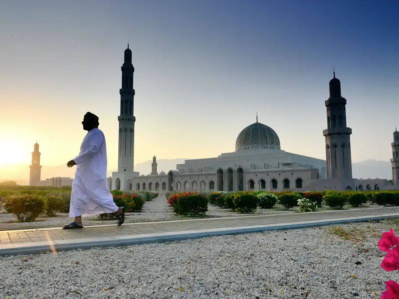 Auf unserer Studienreise durch den Oman ist Maskat eine unserer Stationen, wo wir die Sultan-Qaboos-Moschee besuchen.