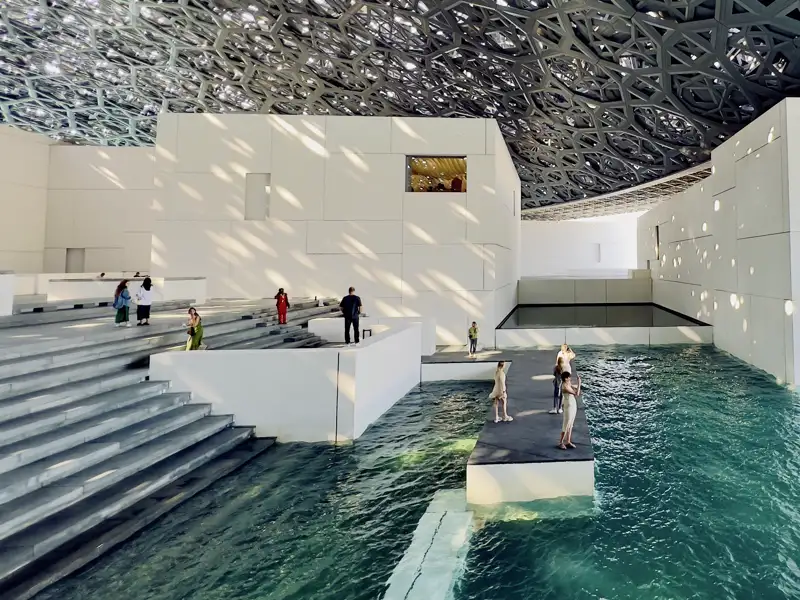 Auf unserer zwölftägigen Studienreise durch die Vereinigten Arabischen Emirate und den Oman besuchen wir auch den Louvre in Abu Dhabi.