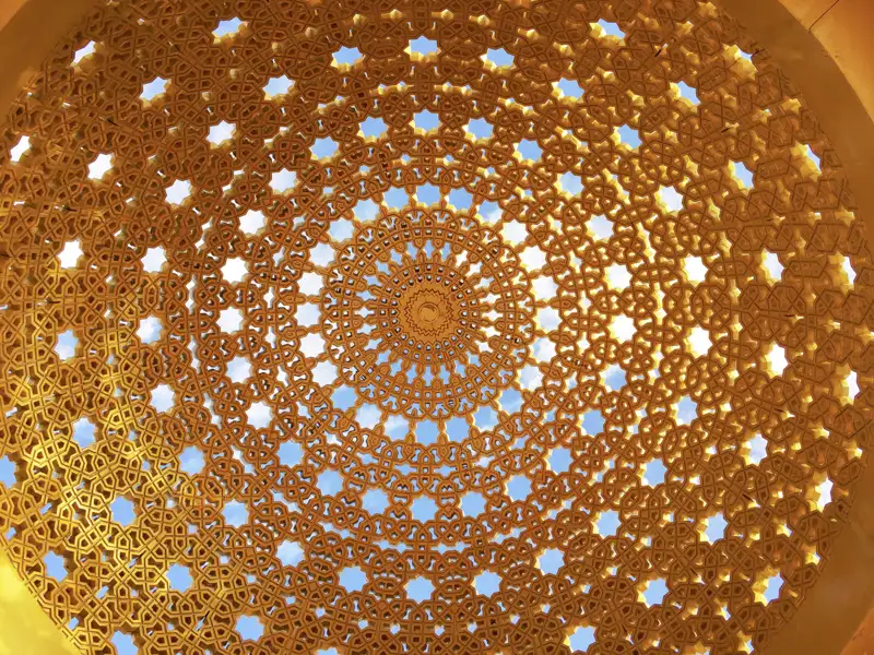 Auf unserer Studienreise in den Oman begegnen Ihnen immer wieder die wunderschönen Muster der arabischen Dekorationskunst.