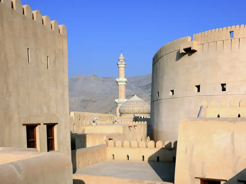 Auf unserer zwölftägigen Studienreise durch die Vereinigten Arabischen Emirate und den Oman erkunden wir in Nizwa die gewaltige Festung, wo altes Handwerk wie Brotbacken, Sticken und Klöppeln präsentiert wird. Anschließend können Sie auf dem Markt an Vanille, Safran, Muskat & Co. schnuppern sowie Cashews und Pistazien probieren.