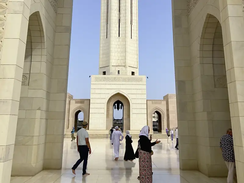Ein Highlight unserer Omanreise mit Studiosus ist der Besuch der Sultan-Qaboos-Moschee in Maskat.