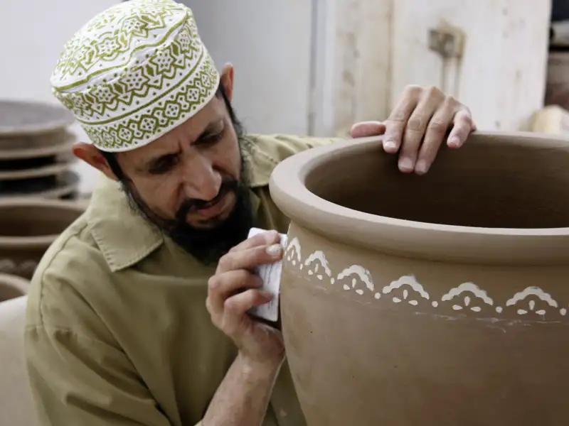 Während unserer Studiosus-Reise durch den Oman besuchen wir den Markt in Nizwa. Dort bestaunen wir altes Kunsthandtwerk und schnuppern an Vanille und Safran.