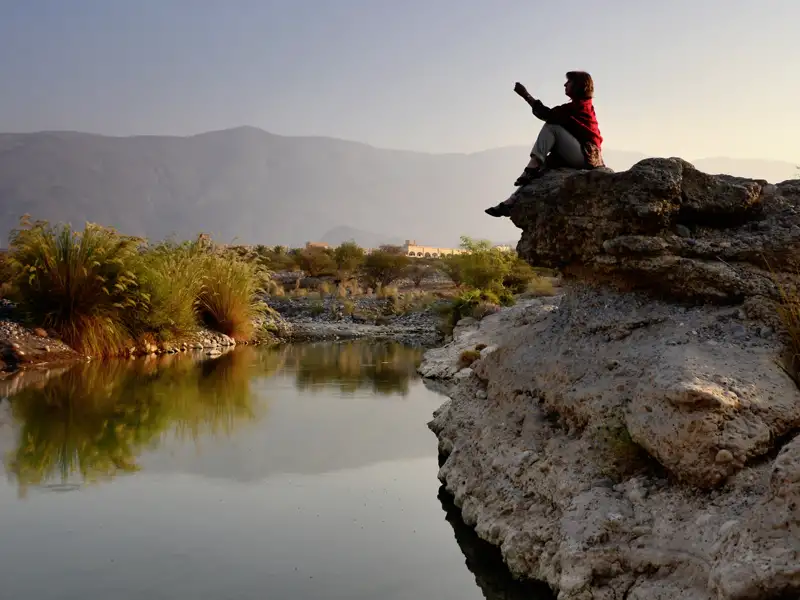 Nizwa - die alte Hauptstadt des Inneren Omans und eine Station unserer Studiosusreise - ist vor der grandiosen Felskulisse des Akhdargebirges gelegen.