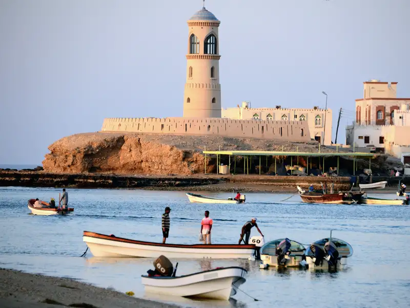 Eine Station unserer Studiosus-Reise durch den Oman ist Sur, eine Hafenstadt am Golf von Oman.