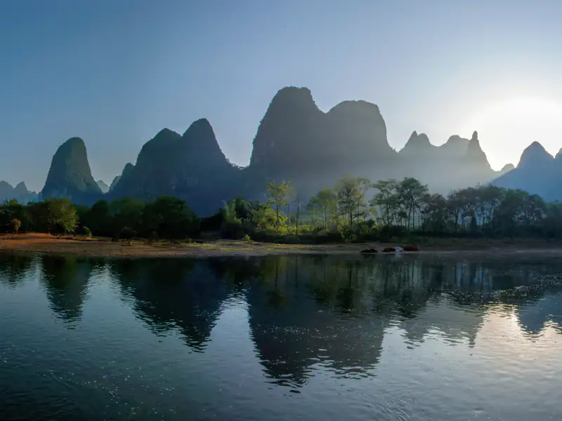 Bei Yangshuo sind wir während unserer umfassenden Studienreise durch China auf dem Li-Fluss unterwegs und genießen die Kulisse der Kegelkarstberge.
