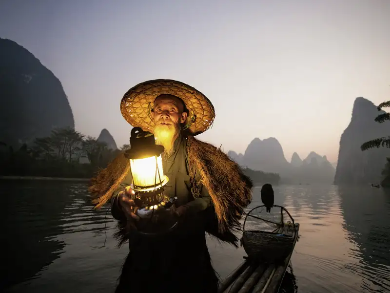 An grüne Zuckerhüte erinnern die Karstberge, mystisch umwabert von Nebelschwaden. Dazwischen Reisfelder, auf denen Bauern mit ihren Wasserbüffeln Furchen ziehen. Eindrücke auf unserer Fahrt auf dem Li-Fluss während unserer umfassenden Studienreise durch China.