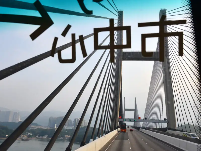 Mit ein bisschen Wehmut blicken wir am Ende unserer umfassenden China-Studienreise auf Hongkongs grandiose Hafenkulisse.