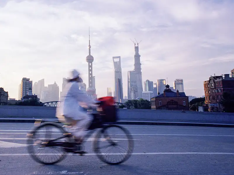 Spektakulär: Im Stadtteil Pudong kratzen Hunderte Apartment- und Bürohäuser, Glastürme und Luxushotels am Himmel. Wer möchte, lässt sich bei unserer Studienreise durch China für den Wahnsinnsblick aus 561 m Höhe pfeilschnell auf den Shanghai Tower hinaufliften, das derzeit dritthöchste Gebäude der Welt.