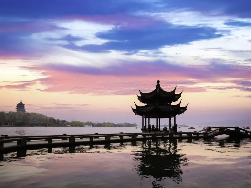 Poetische Landschaften, von Menschen geschaffen: Das sehen wir auf unserer Rundreise durch China, zum Beispiel hier am Westsee bei Hangzhou.
