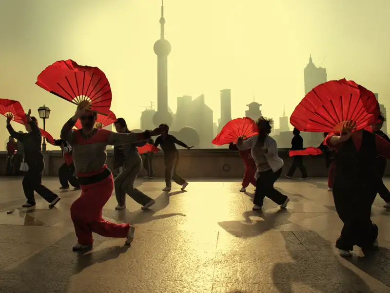 Schon in aller Frühe treffen sich die Chinesen in Parks und auf öffentlichen Plätzen zum Tai-Chi - der Anblick wird Ihnen auf unserer 15-tägigen Studienreise durch China immer wieder begegnen.