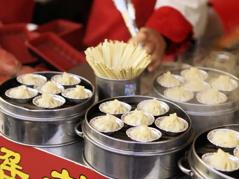 Auf der 15-tägigen Studienreise zu den Höhepunkten Chinas lernen Sie auch die kulinarische Seite des Landes kennen. Zur Esskultur gehören seit Jahrhunderten die Garküchen auf den Straßen - probieren Sie das Angebot aus!