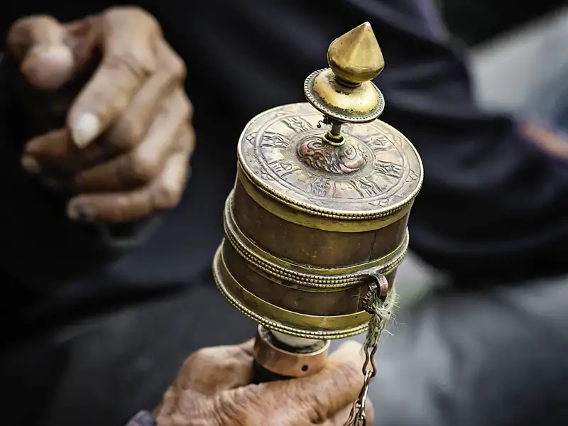 Bei unsere Reise durch Tibet werden uns Menschen mit Gebetsmühlen öfter begegnen.