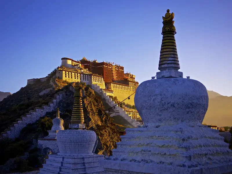Diese Reise durch Tibet führt nach Lhasa mit dem Potala-Palast, dem einstigen Wohnort des Dalai Lama. Die einzigartige Atmosphäre in seinem Inneren und die Ausblicke auf die tibetische Hauptstadt von oben beeindrucken.