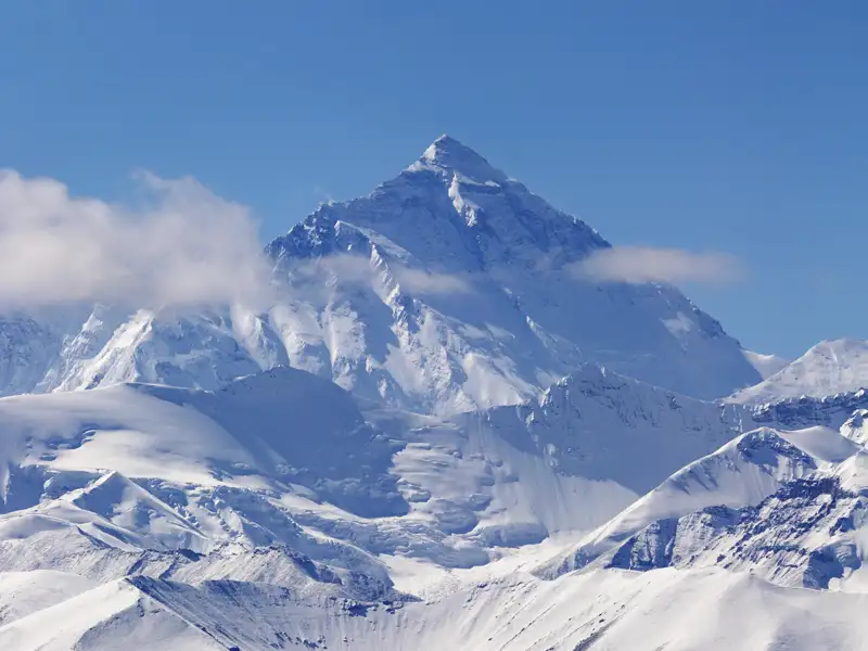 Auf unserer Reise durch Tibet und Nepal wollen wir natürlich auch einen Blick auf den König der Berge erhaschen, die Chomolungma, Göttinmutter der Erde, wie der Mount Everest in Nepal heißt.