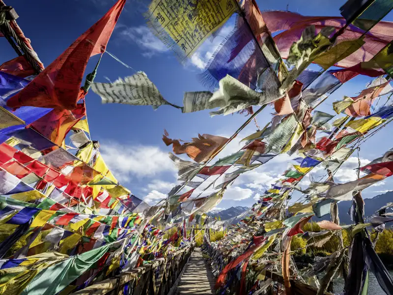 Auf unserer Reise durch die Höhenluft Tibets werden wir sie öfter zu sehen bekommen: die buten Gebetsfahnen.