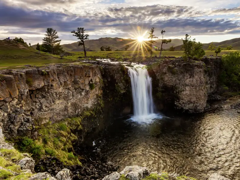 Auf unserer Expeditions-Studienreise duch die Mongolei erwarten uns allerlei Naturschönheiten, wie hier der Wasserfall im Orkhon-Tal.