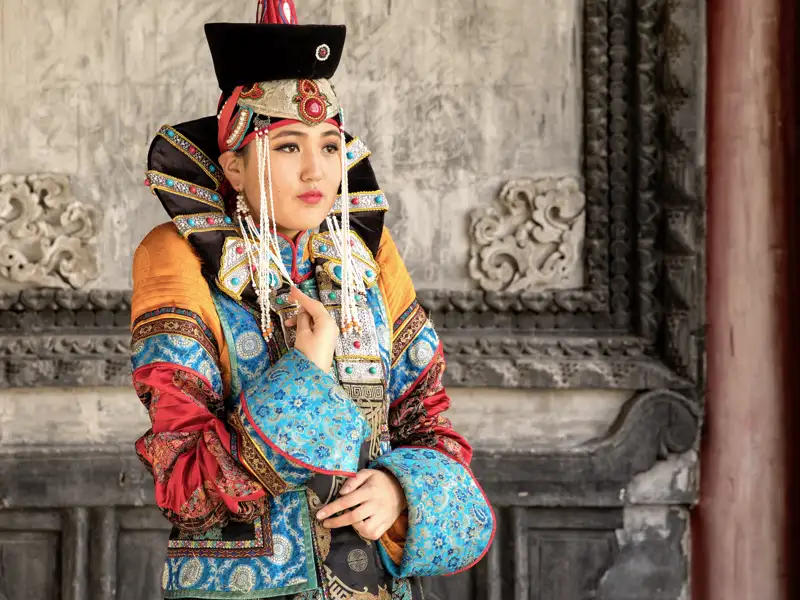 Auf Ihrer Expeditions-Rundreise durch die Mongolei begegnen Sie auch der einheimischen Bevölkerung, wie hier einer Mongolin in einer traditionellen Tracht.