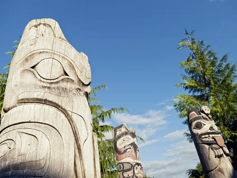 Auf unserer umfassenden Naturerlebnis-Studienreise durch Yukon und Alaska sehen wir Totempfähle, die an die Vergangenheit der Ureinwohner erinnern.