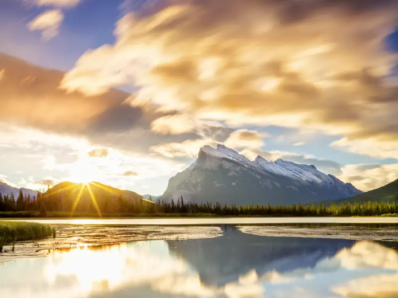 Schneebedeckte Gipfel und still verträumte Seen bei Sonnenaufgang im Banff-Nationalpark: Unsere umfassende, 20-tägige Studienreise nach Kanada wird Ihnen als facettenreiches Gesamtkunstwerk im Gedächtnis bleiben.