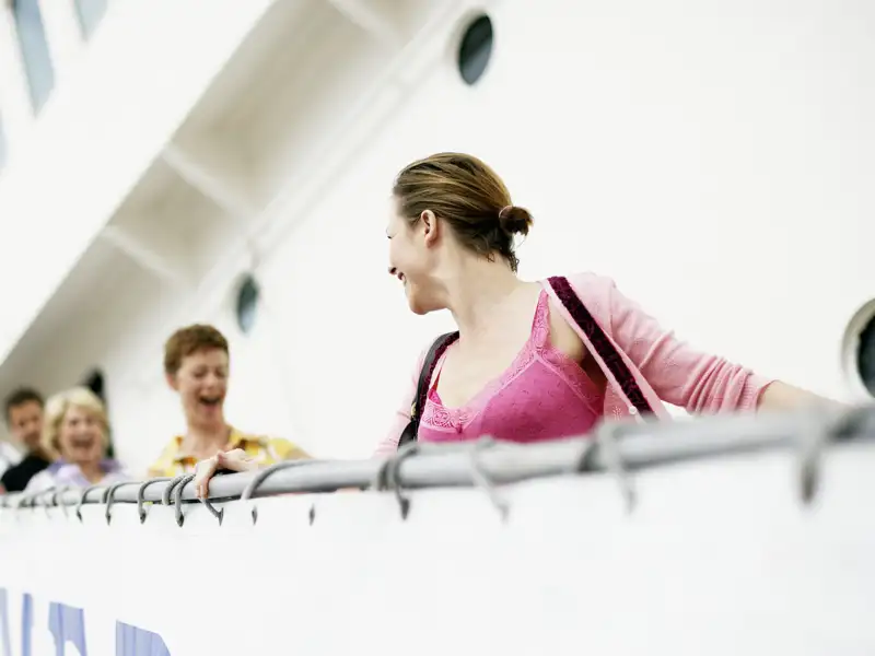 Die Inside Passage ist ein weiterer Superlativ - eine der längsten und schönsten Wasserstraßen der Welt, die wir auf dieser Studienreise erleben. Vorbei an Fjorden und Felseninseln gleitet das Schiff, immer wieder kann man Blasfontänen von Buckelwalen und muntere Meeresotter beobachten.