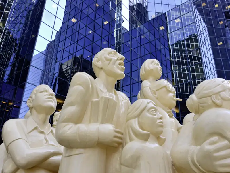 Unsere 13-tätgie Studiosus-Reise nach Kanada - Impressionen im Osten führt uns u.a. nach Montreal: Wir sehen hier die weltbekannte Skulptur La Foule illuminee - Das aufgeklärte Publikum.