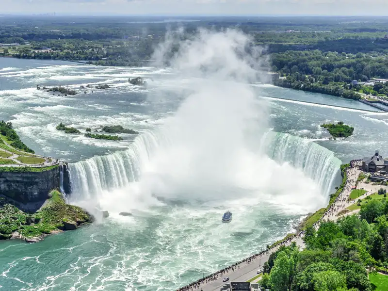 Während der Studiosus-Reise durch Ostkanada unternehmen wir eine Bootstour an den Niagara Falls! Wir sehen das Naturschauspiel aus nächster Nähe.