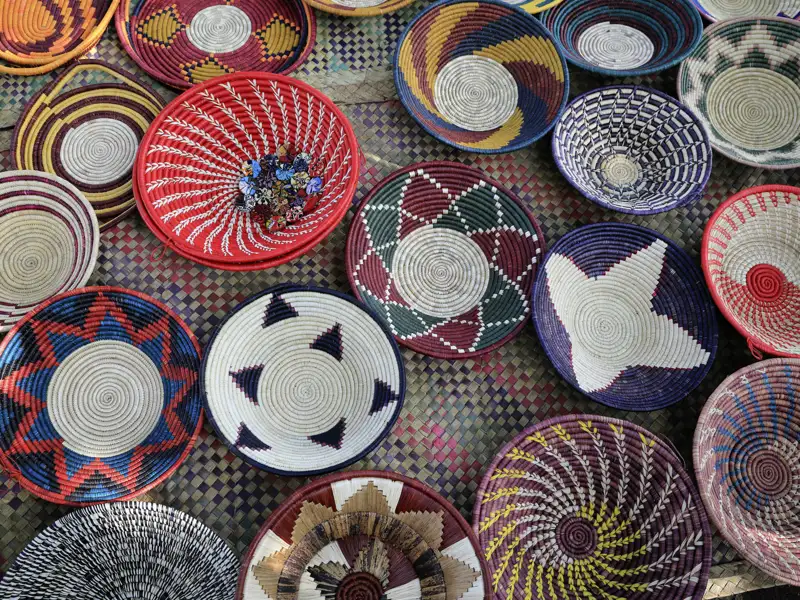 Auf der 14-tägigen Studiosus-Naturerlebnisreise Uganda - mit Gorilla-Tracking gibt es nicht nur viel Natur zu bestaunen, auch der bunten Kultur des Landes kommen wir näher.