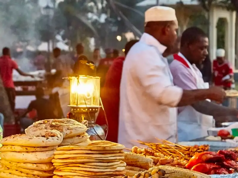 Auf der Insel Sansibar bummeln wir bei unserer Studienreises nach Tansania auch mal über einen Markt.