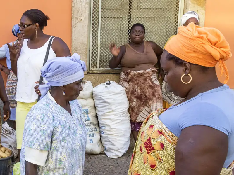 Bei unserer Reise auf die Kapverden spazieren wir am zweiten Reisetag durch Praia, Hauptstadt der Kapverden: bunt, lebendig, mit unverkennbar afrikanischem Flair.
