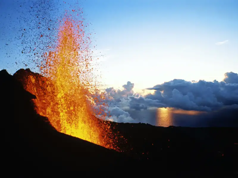 Kleine Insel, große Naturspektakel. Bei unserer Rundreise besuchen wir auch La Réunion, deren aktiver Vulkan Piton de Fournaise gelegentlich etwas Lava spuckt.