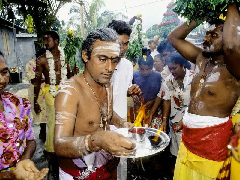 Auf der Studiosus-Rundreise durch den indischen Ozean erleben Sie das friedliche Zusammenleben der verschiedensten Kulturen. Hindus mit ihren Ritualen gehören auch dazu.