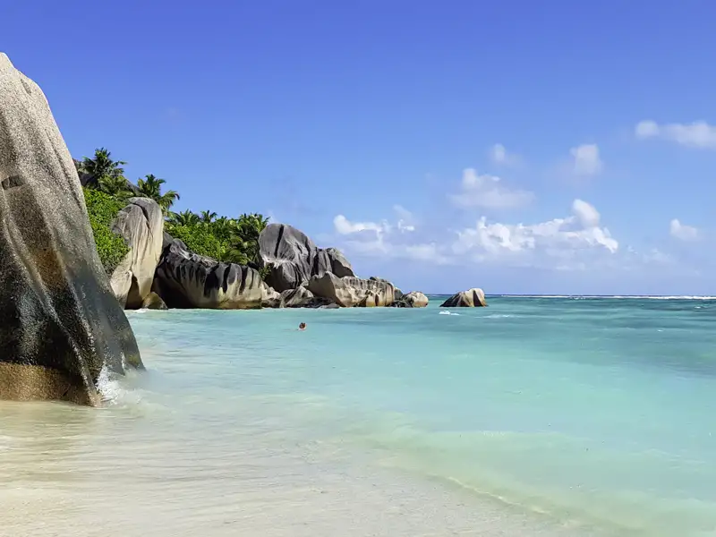 Wer möchte hier am Traumstrand von La Digue auf den Seychellen nicht in den Indischen Ozean springen? Auf der Rundreise von Studiosus zu den Inseln im Indischen Ozean haben Sie dazu Gelegenheit.
