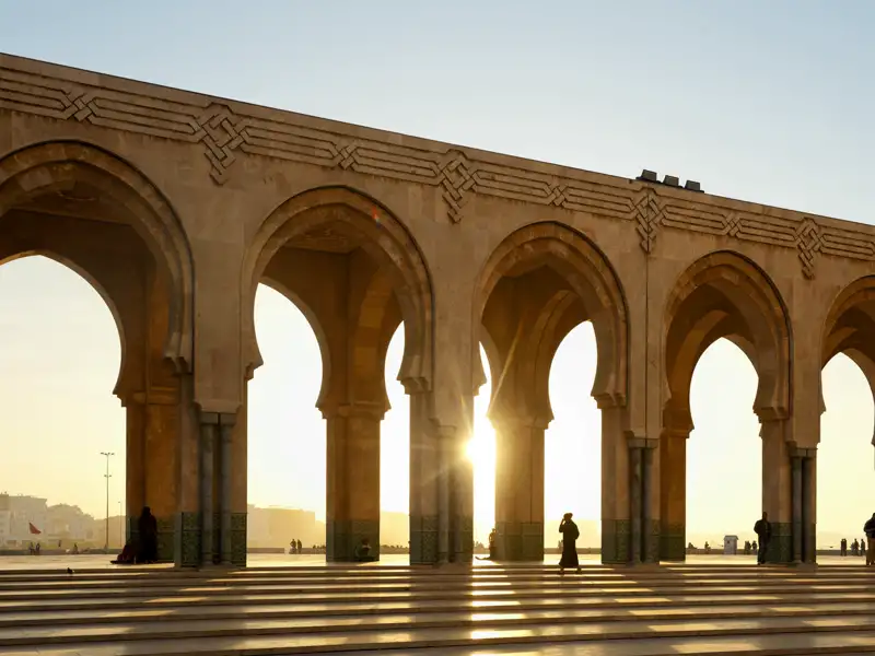 Unsere Rundreise durch Marokko beginnt in Casablanca, wo sich die Moschee Hassan II., eines der größten Gotteshäuser der Welt, befindet.